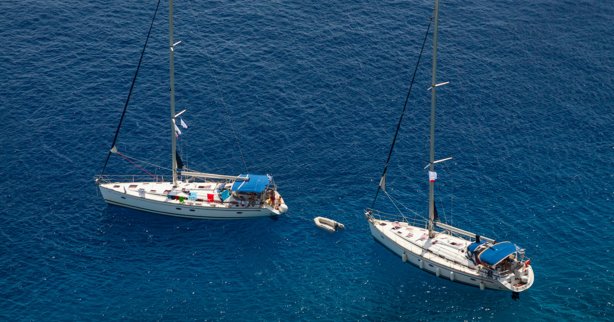 5 Reasons to Charter a Sailboat This Summer