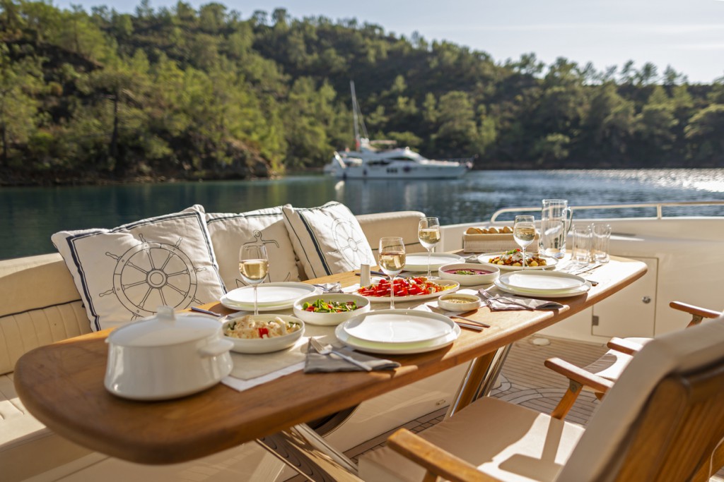 Teknede Romantik Öğle Yemeği Hızlı Lezzetli Tekne Yemekleri