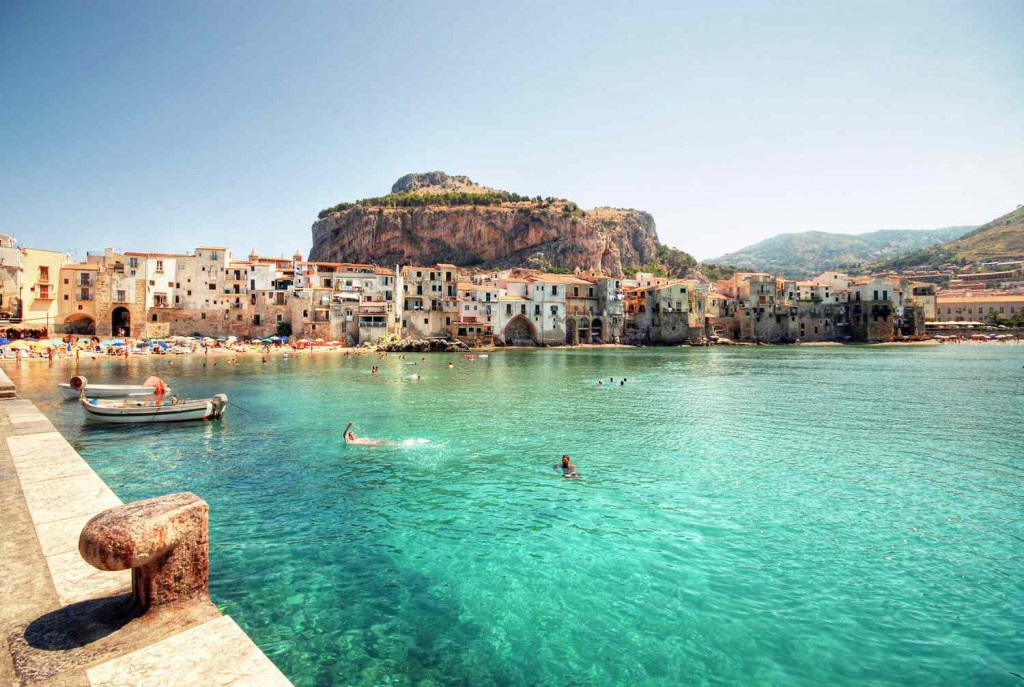 Renkli binaları ve dükkanları, arnavut kaldırımları ve Akdeniz'i ile Sicilya.