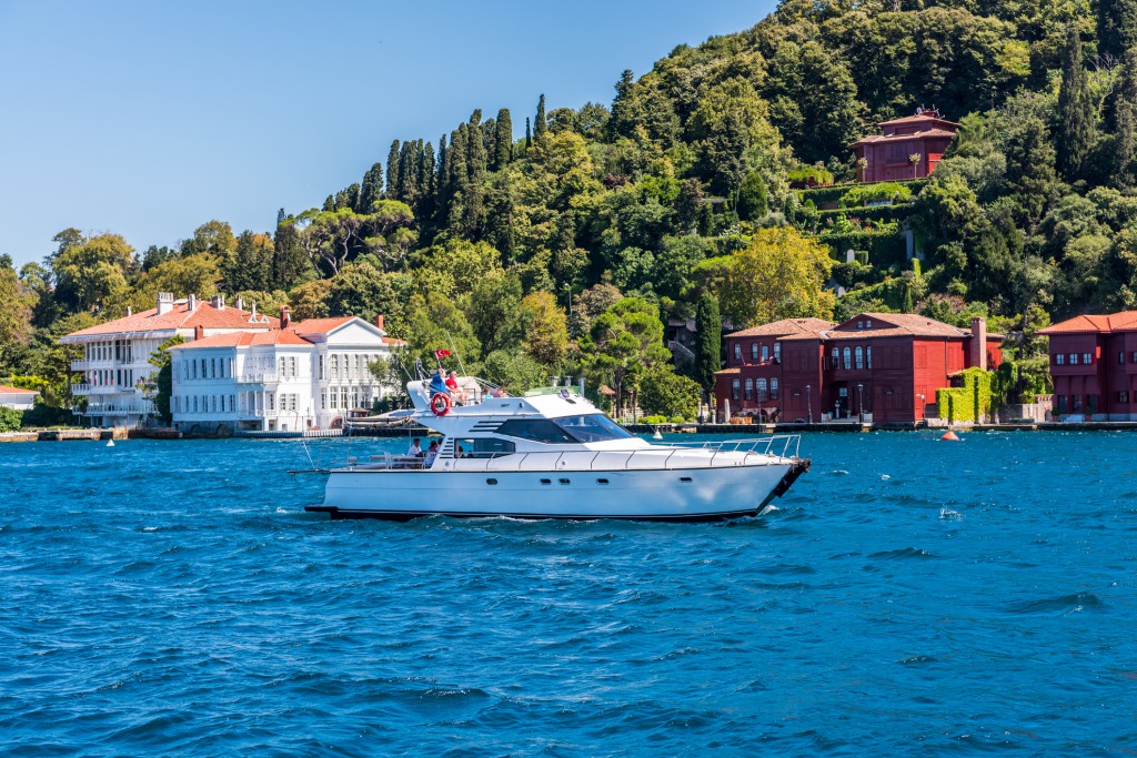 Boat rental prices in the Bosphorus may vary depending on the size of the chartered boat and the size of the organization.
