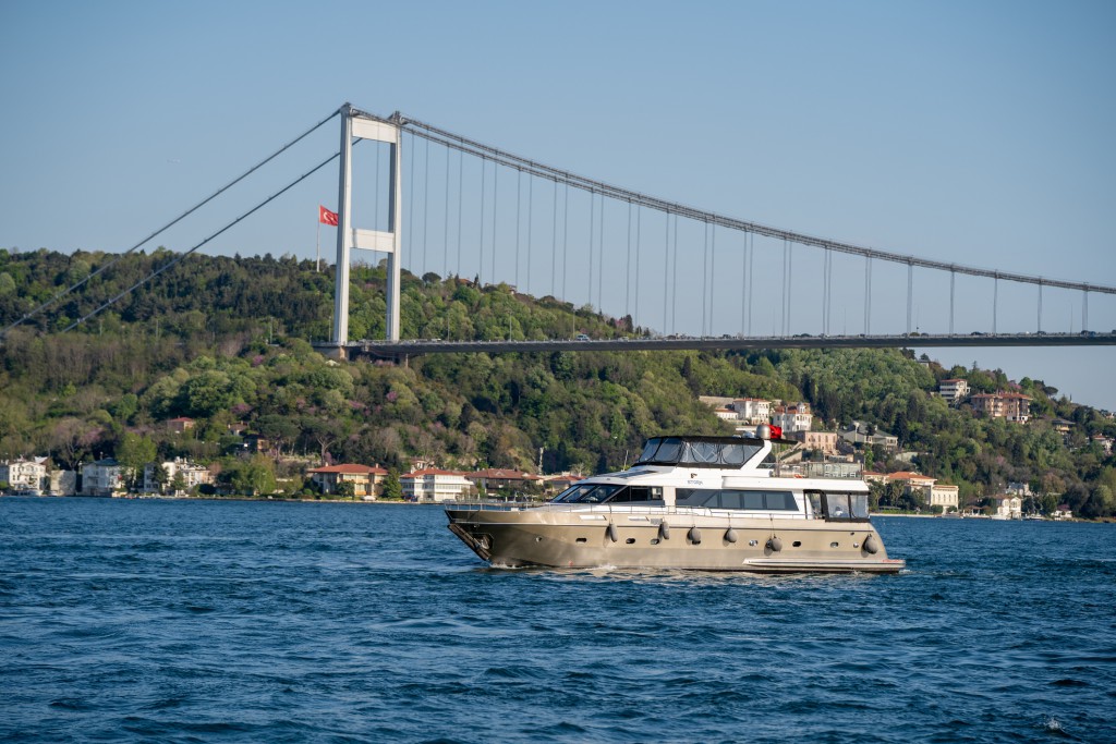 İstanbul boğazı saatlik ve günlük tekne & yat kiralamak için harika bir destinasyondur.