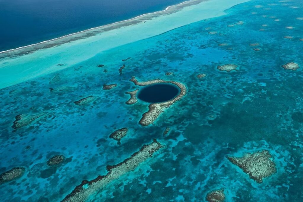 Belize Bariyer Resifi ve Büyük Mavi Delik'in havadan görünümü