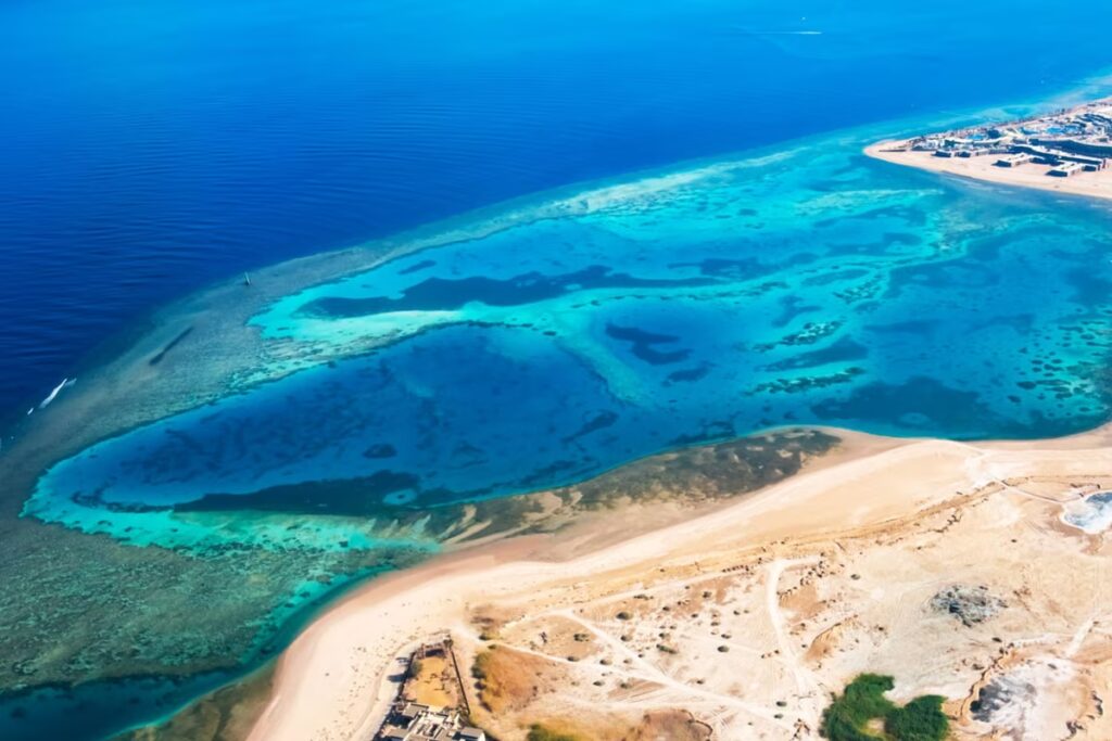 Mısır Sharm el Sheikh kıyısındaki mercan resiflerinin havadan görünümü: turkuaz lagünler ve kıyı resifi